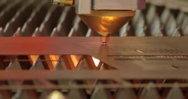 CNC lazer kesimi metal, modern endüstriyel teknoloji. Küçük bir alan derinliği. Uyarı - Zorlu koşullarda otantik atış.