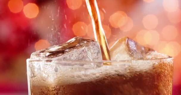 コーラのグラス 泡が飛び散るアイスコーラぼやけた光の中でゆっくりと動き ぼやけた背景 — ストック動画