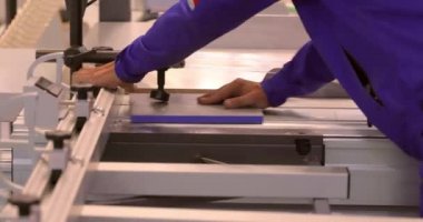 Marangoz, ahşap kesme makinesi kullanıyor. CNC ahşap işleme makinesi, endüstrideki modern teknoloji..