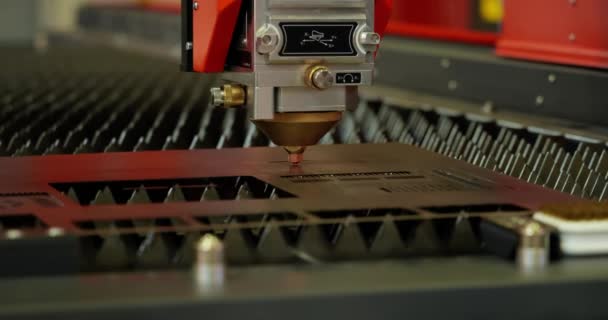 Corte Laser Cnc Metal Tecnologia Industrial Moderna Pequena Profundidade Campo — Vídeo de Stock