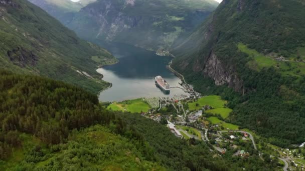 Fiordo Geiranger Noruega Una Rama Kilómetros Largo Fuera Del Sunnylvsfjorden — Vídeos de Stock