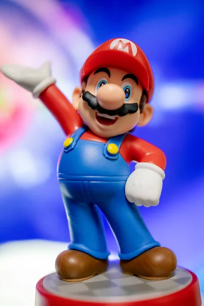 MOSKAU, RUSSLAND - 22. August 2020: Super Mario Bros Figur Charakter. Super Mario ist eine japanische Plattform Videospielserie und Medien-Franchise von Nintendo erstellt und mit ihrem Maskottchen, Mario. — Stockbild Moskau Russland August 2020 Super Mario Bros Figur Charakter Super — Stockfoto
