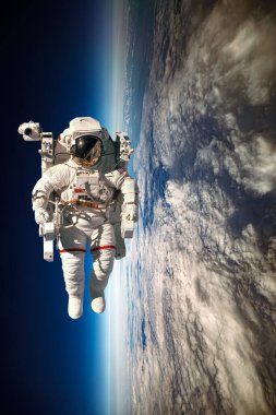 Uzaydaki astronot, Dünya gezegeninin arka planına karşı. Bu görüntünün elementleri NASA tarafından desteklenmektedir.
