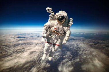 Uzaydaki astronot, Dünya gezegeninin arka planına karşı. Bu görüntünün elementleri NASA tarafından desteklenmektedir.