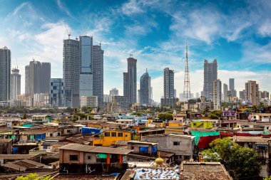 Mumbai, Hindistan kıyılarındaki gecekondu mahalleleri inşaat halindeki gökdelenlerin arka planına karşı