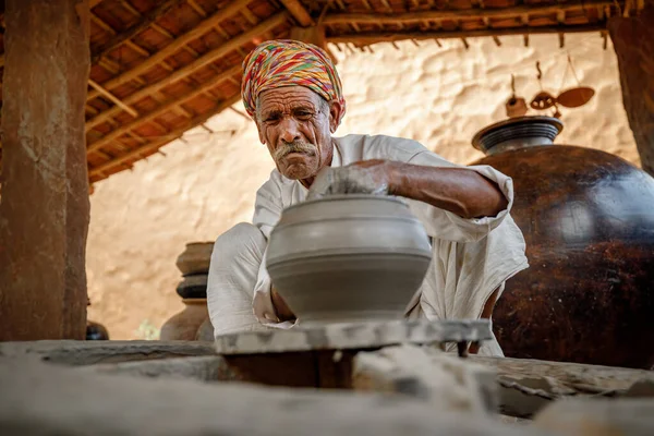 仕事中のポッターはセラミック料理を作る インドラジャスタン州 — ストック写真