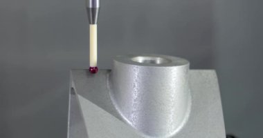 Kalite kontrol ölçüm probu. Metal işleten CNC değirmen makinesi. Metal modern işleme teknolojisi kesiliyor.