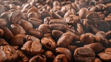 Kahve tohumlarını kapat. Kokulu kahve çekirdekleri kavrulmuş dumandır. Kahve çekirdeklerinden gelir..