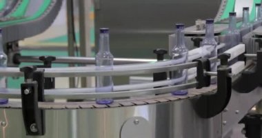 Üretim hattındaki şişeler fabrika veya fabrika