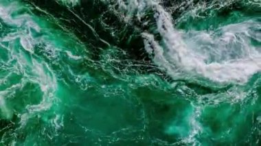 Nehrin ve denizin dalgaları yüksek gelgit ve alçak gelgit sırasında bir araya gelir. Saltstraumen girdabı, Nordland, Norveç girdapları