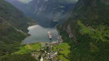 Geiranger fiyort, Norveç. Storfjorden (Büyük Fiyort) 'un bir kolu olan Sunnylvsfjorden' den 15 km (9.3 mi) uzunluğunda bir daldır. Güzel Doğa Norveç Doğal Arazisi.