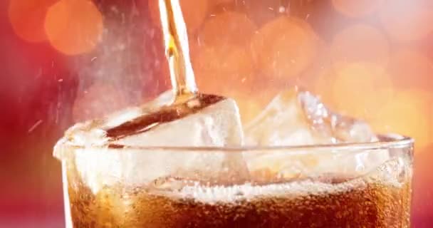 Vaso Cola Cola Hielo Con Burbujas Salpicantes Cámara Lenta Sobre — Vídeos de Stock
