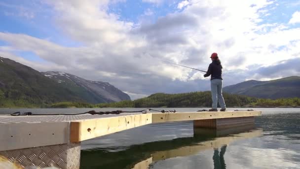 Frau Angelt Mit Angelrute Norwegen Das Angeln Norwegen Ist Eine — Stockvideo