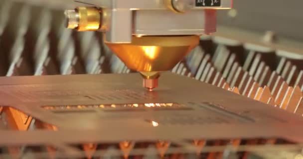 数控激光切割金属 现代工业技术 小深度的场 在具有挑战性的情况下进行真实射击 — 图库视频影像
