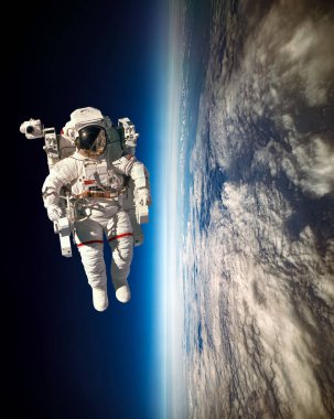 Uzaydaki astronot, Dünya gezegeninin arka planına karşı. Bu görüntünün elementleri NASA tarafından desteklenmektedir.