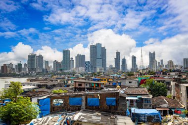 Mumbai, Hindistan kıyılarındaki gecekondu mahalleleri inşaat halindeki gökdelenlerin arka planına karşı