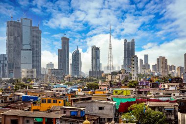 Mumbai, Hindistan kıyılarındaki gecekondu mahalleleri inşaat halindeki gökdelenlerin arka planına karşı
