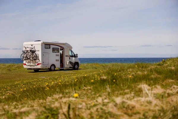 家族の休暇旅行Rv 自動車での休暇旅行 キャラバン車の休暇 — ストック写真