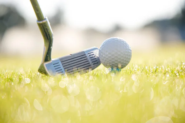 Golfschläger Und Ball Abschlag Vor Dem Fahrer — Stockfoto