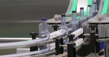 Üretim hattındaki şişeler fabrika veya fabrika