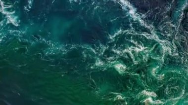 Nehrin ve denizin dalgaları yüksek gelgit ve alçak gelgit sırasında bir araya gelir. Saltstraumen girdabı, Nordland, Norveç girdapları