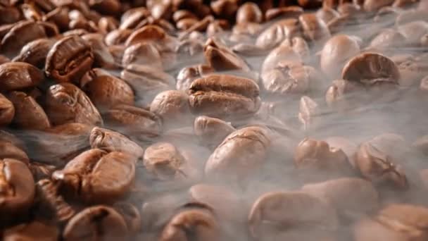 Zbliżenie Nasion Kawy Pachnące Ziarna Kawy Palone Dym Pochodzi Ziaren — Wideo stockowe
