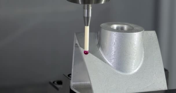 Messsonde Zur Qualitätskontrolle Cnc Fräsmaschine Für Metallbearbeitung Schneiden Von Metall — Stockvideo