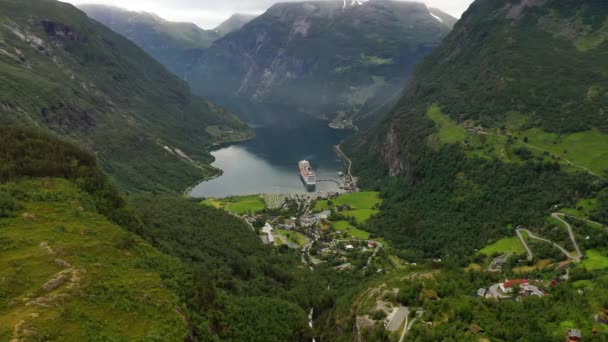 Fiordo Geiranger Noruega Una Rama Kilómetros Largo Fuera Del Sunnylvsfjorden — Vídeos de Stock