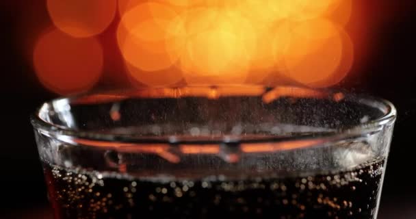 Cola Con Burbujas Salpicantes Cámara Lenta Sobre Una Luz Borrosa — Vídeo de stock