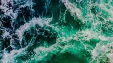 Nehrin ve denizin dalgaları yüksek gelgit ve alçak gelgit sırasında bir araya gelir. Saltstraumen girdabı, Nordland, Norveç girdapları