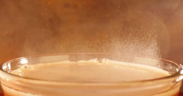 Cola Med Stänk Bubblor Slow Motion — Stockvideo