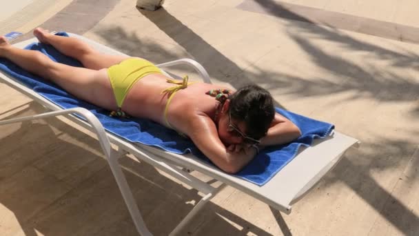 Femme Prend Bain Soleil Sur Une Chaise Longue Pendant Ses — Video