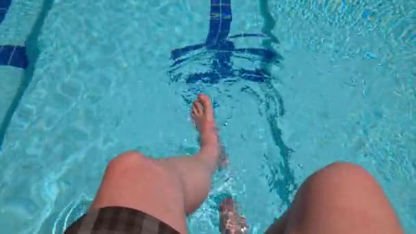 Pés Masculinos Fundo Piscina Relaxe Férias — Vídeo de Stock