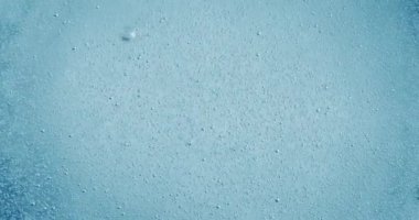 Mavi soyut bir arkaplanda suda oksijen kabarcıkları