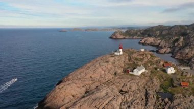 Sahil feneri. Lindesnes Deniz Feneri, Norveç 'in en güney ucunda bulunan bir deniz feneridir. Işık, 17 deniz miline kadar görülebilen birinci derece Fresnel lensinden geliyor.