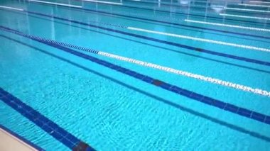 Güneşli bir günde olimpik yüzme havuzu geçmişi