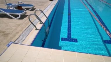 Yüzme havuzunda parmaklık merdiveni