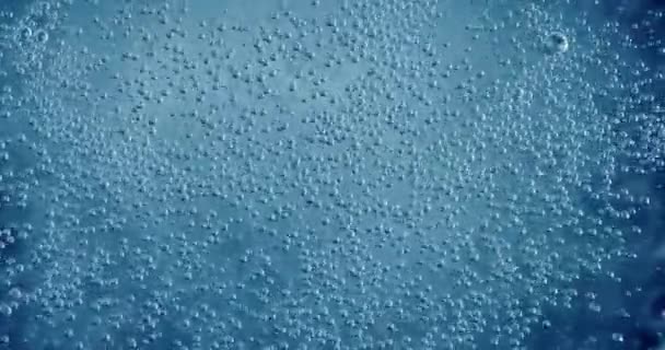 青い抽象的な背景に水の中の酸素泡 — ストック動画