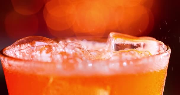 Склянка Безалкогольного Напою Крижаний Безалкогольний Напій Розмитими Бульбашками Повільний Рух — стокове відео
