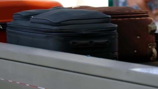 Bir Yolcu Uçağı Geldikten Sonra Bagaj Bekliyor — Stok video