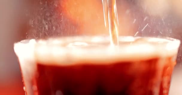 Cola Rozbryzganymi Bąbelkami Spowolnić Ruch Rozmytym Świetle Rozmyte Tło — Wideo stockowe