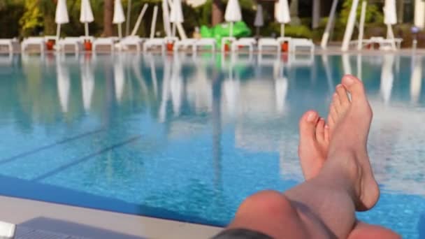 Les Pieds Des Hommes Sur Fond Piscine Détendre Vacances — Video
