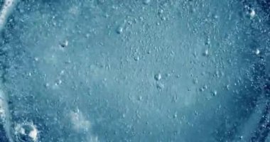 Mavi soyut bir arkaplanda suda oksijen kabarcıkları