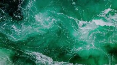 Nehrin ve denizin dalgaları yüksek gelgit ve alçak gelgit sırasında bir araya gelir. Saltstraumen girdabı, Nordland, Norveç girdapları