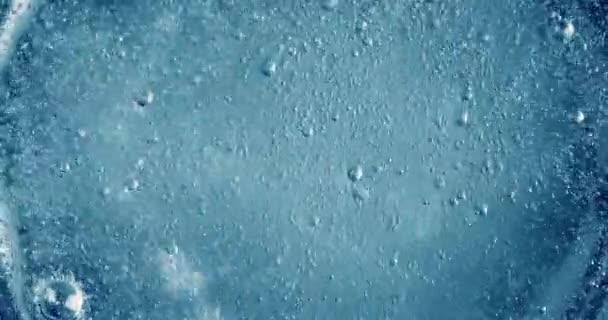 蓝色抽象背景下水中的氧气泡 — 图库视频影像