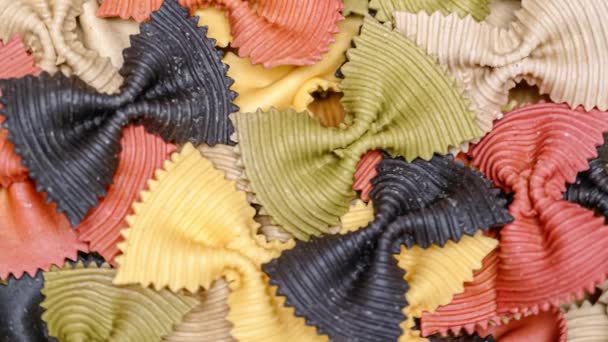 Gekleurde Farfalle Pasta Vlinderdas Pasta Achtergrond — Stockvideo