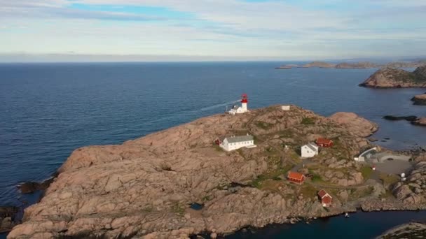 海岸灯台 リンデネス灯台はノルウェー最南端の海岸灯台である 光は17海里まで見ることができる最初の注文フレネルレンズから来ています — ストック動画