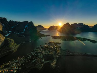 Panorama Lofoten Norveç 'in Nordland iline bağlı bir takımada. Dramatik dağlar ve tepeler, açık deniz ve korunaklı körfezler, plajlar ve el değmemiş topraklarla kendine özgü bir manzarası var..