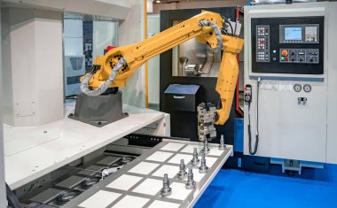 Robotik Kol üretimi modern endüstriyel teknolojiyi temsil ediyor. Otomatik üretim hücresi.