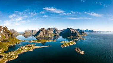 Panorama Lofoten Norveç 'in Nordland iline bağlı bir takımada. Dramatik dağlar ve tepeler, açık deniz ve korunaklı körfezler, plajlar ve el değmemiş topraklarla kendine özgü bir manzarası var..
